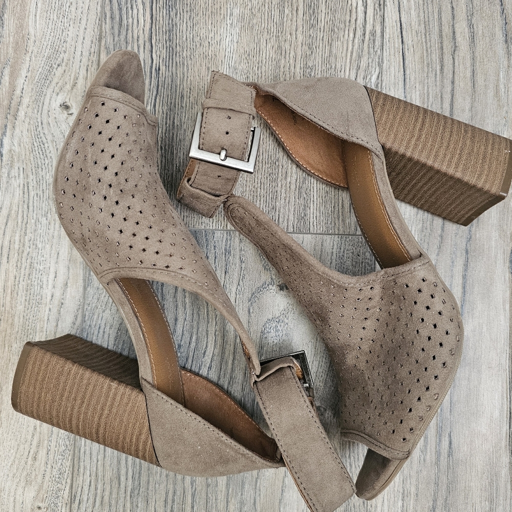 Universal Thread heels